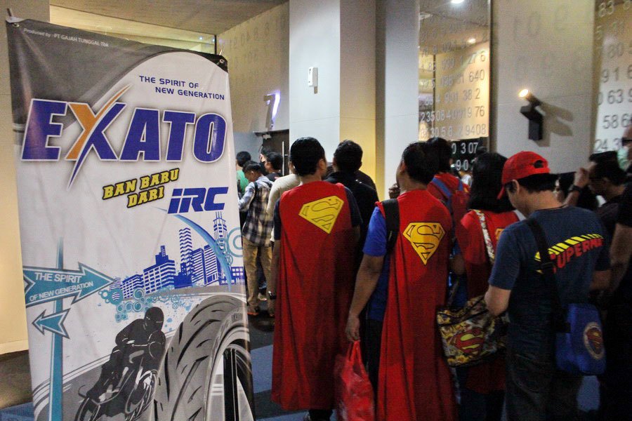 IRC Ajak Komunitas Batman dan Superman Nonton Bareng